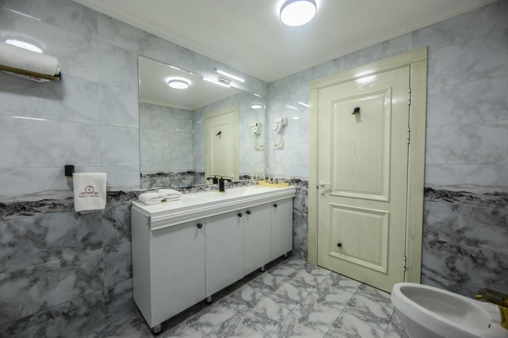 Royal Grand Hotel, Turkistan Екстериор снимка